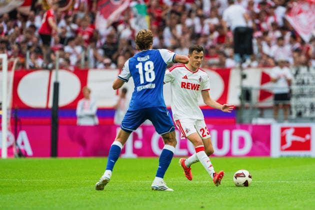 Wouter Burger (TSG Hoffenheim, 18) vor dem Passpielenden Paul Okon-Engstler (1.FC Koeln, 23) 1.FC Köln vs. TSG Hoffenheim, Fussball, Bundesliga, 1.Spieltag, Saison 2026 27, 29.08.2026, DFL REGULATIONS PROHIBIT ANY USE OF PHOTOGRAPHS AS IMAGE SEQUENCES AND OR QUASI-VIDEO, 1.FC Köln vs. TSG Hoffenheim, Fussball, Bundesliga, 1.Spieltag, Saison 2026 27, 29.08.2026 Köln *** Wouter Burger (TSG Hoffenheim), 18, in front of Paul Okon Engstler (1. FC Köln), 23, as he prepares to pass; 1. FC Köln vs. TSG Hoffenheim, Soccer, Bundesliga, Matchday 1, 2026–27 season, August 29, 2026, DFL regulations prohibit any use of photographs as image sequences and or quasi-video, 1. FC Köln vs. TSG Hoffenheim, Soccer, Bundesliga, Matchday 1, 2026–27 season, August 29, 2026, Cologne Copyright: xEibner-Pressefoto LukasxBaldygax EP_LBA