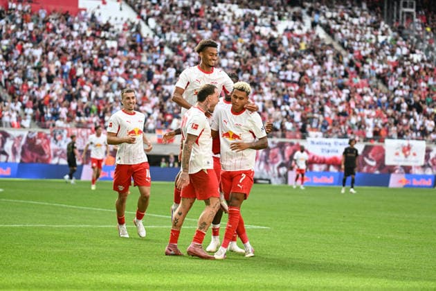 Fußball I Herren I Saison 2026-2027 I Bundesliga I 1. Spieltag I RB Leipzig - Borussia Mönchengladbach I 29.08.2026 Torjubel Antonio Nusa (7, RB Leipzig) jubelt mit David Raum (22, RB Leipzig) (l). und Tidiam Gomis (27, RB Leipzig) (Mitte) Leipzig Red Bull Arena Sachsen Deutschland *** Soccer I Men s I 2026–2027 Season I Bundesliga I Matchday 1 I RB Leipzig vs. Borussia Mönchengladbach I August 29, 2026 Goal celebration: Antonio Nusa 7, RB Leipzig celebrates with David Raum (22), RB Leipzig, and Tidiam Gomis (27), RB Leipzig, in the center of Leipzig at the Red Bull Arena, Saxony, Germany Copyright: xLobeca InesxHähnelx