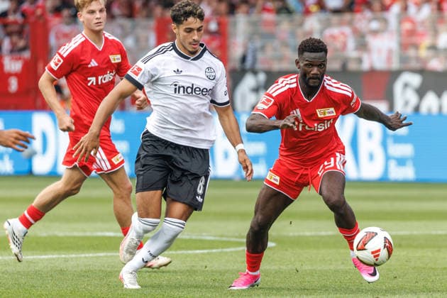 Fussball: Bundesliga, 1. Spieltag, 1. FC Union Berlin - Eintracht Frankfurt, Stadion An der Alten Foersterei. Fares Chaibi (Eintracht Frankfurt) kaempft gegen Emmanuel Latte Lath (1. FC Union Berlin) um den Ball. DFL regulations and DFB regulations prohibit any use of photographs as image sequences and or quasi-video, Foto: Andreas Gora 1. FC Union Berlin - Eintracht Frankfurt *** German Bundesliga, Matchday 1, 1. FC Union Berlin vs. Eintracht Frankfurt, Stadion An der Alten Foersterei: Fares Chaibi (Eintracht Frankfurt) battles Emmanuel Latte Lath (1. FC Union Berlin) for the ball. DFL and DFB regulations prohibit the use of photographs as image sequences and or quasi-video. Photo: Andreas Gora. 1. FC Union Berlin vs. Eintracht Frankfurt