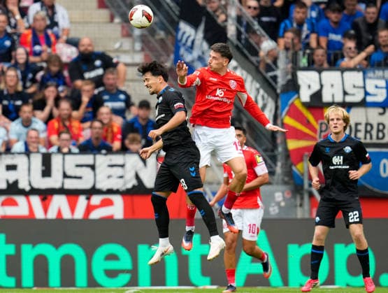 Laurin Ulrich (SC Paderborn 07, 28) springt zum Kopfball gegen Anthony Caci (1. FSV Mainz 05, 19). GER, 1. FSV Mainz 05 vs SC Paderborn 07, 1. Bundesliga, 1. Spieltag, Saison 2026-27, MEWA-Arena, Mainz, 29.08.2026 DFL REGULATIONS PROHIBIT ANY USE OF PHOTOGRAPHS AS IMAGE SEQUENCES AND OR QUASI-VIDEO GER, 1. FSV Mainz 05 vs SC Paderborn 07, 1. Bundesliga, 1. Spieltag, Saison 2026-27, 29.08.2026 Mainz *** Laurin Ulrich (SC Paderborn 07, 28) jumps for a header against Anthony Caci (1, FSV Mainz 05, 19, GER), FSV Mainz 05 vs. SC Paderborn 07, Bundesliga 1, Matchday 1, 2026–27 season, MEWA Arena, Mainz, August 29, 2026 DFL REGULATIONS PROHIBIT ANY USE OF PHOTOGRAPHS AS IMAGE SEQUENCES AND OR QUASI-VIDEO GER, 1 FSV Mainz 05 vs. SC Paderborn 07, 1 Bundesliga, Matchday 1, 2026–27 Season, August 29, 2026, Mainz Copyright: xEibner-Pressefoto ScottxColemanx EP_SCN
