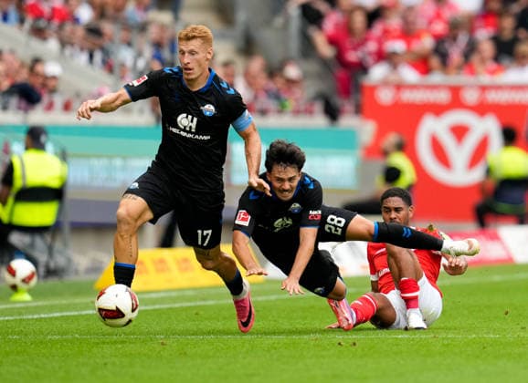 Laurin Curda (SC Paderborn 07, 17), Laurin Ulrich (SC Paderborn 07, 28), und Philipp Mwene (1. FSV Mainz 05, 2). GER, 1. FSV Mainz 05 vs SC Paderborn 07, 1. Bundesliga, 1. Spieltag, Saison 2026-27, MEWA-Arena, Mainz, 29.08.2026 DFL REGULATIONS PROHIBIT ANY USE OF PHOTOGRAPHS AS IMAGE SEQUENCES AND OR QUASI-VIDEO GER, 1. FSV Mainz 05 vs SC Paderborn 07, 1. Bundesliga, 1. Spieltag, Saison 2026-27, 29.08.2026 Mainz *** Laurin Curda, SC Paderborn 07, 17, Laurin Ulrich, SC Paderborn 07, 28, and Philipp Mwene, 1, FSV Mainz 05, 2, GER, 1, FSV Mainz 05 vs. SC Paderborn 07, 1, Bundesliga, Matchday 1, 2026–27 season, MEWA Arena, Mainz, August 29, 2026 DFL regulations prohibit any use of photographs as image sequences and or quasi-video GER, 1 FSV Mainz 05 vs. SC Paderborn 07, 1 Bundesliga, Matchday 1, 2026–27 Season, August 29, 2026, Mainz Copyright: xEibner-Pressefoto ScottxColemanx EP_SCN