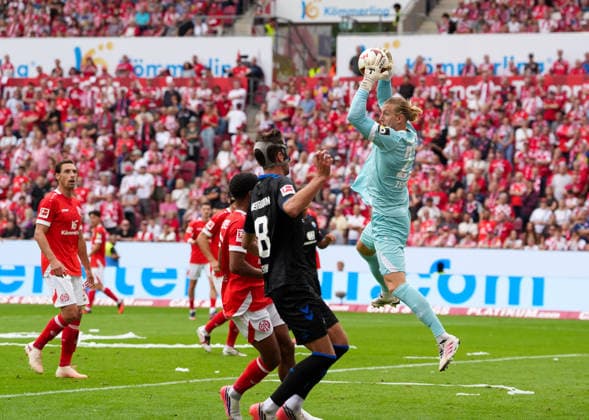Robin Zentner (1. FSV Mainz 05, 27) pariert. GER, 1. FSV Mainz 05 vs SC Paderborn 07, 1. Bundesliga, 1. Spieltag, Saison 2026-27, MEWA-Arena, Mainz, 29.08.2026 DFL REGULATIONS PROHIBIT ANY USE OF PHOTOGRAPHS AS IMAGE SEQUENCES AND OR QUASI-VIDEO GER, 1. FSV Mainz 05 vs SC Paderborn 07, 1. Bundesliga, 1. Spieltag, Saison 2026-27, 29.08.2026 Mainz *** Robin Zentner 1 FSV Mainz 05, 27 saves GER, 1 FSV Mainz 05 vs. SC Paderborn 07, 1 Bundesliga, Matchday 1, 2026–27 season, MEWA Arena, Mainz, August 29, 2026 DFL regulations prohibit any use of photographs as image sequences and or quasi-video GER, 1 FSV Mainz 05 vs. SC Paderborn 07, 1 Bundesliga, Matchday 1, 2026–27 Season, August 29, 2026, Mainz Copyright: xEibner-Pressefoto ScottxColemanx EP_SCN