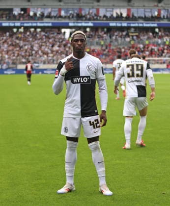 29.08.2026, Fussball, Herren, 1. Bundesliga, Saison 2026 2027, SV 07 Elversberg - Bayer 04 Leverkusen, David Mokwa (SV 07 Elversberg) bejubelt sein Tor zum 3:0 Elversberg Ursapharm-Arena an der Kaiserlinde Saarland Deutschland *** August 29, 2026, Soccer, Men s, Bundesliga 1, 2026–2027 Season, SV 07 Elversberg vs. Bayer 04 Leverkusen, David Mokwa of SV 07 Elversberg celebrates his goal to make it 3–0 at the Elversberg Ursapharm Arena on Kaiserlinde Street, Saarland, Germany Copyright: xSebastianxBachx