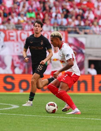 RB Leipzig - Moenchengladbach Bundesliga Leipzig, 29.08.2026, Red Bull Arena, Fussball, Bundesliga, Spieltag 1 , RB Leipzig vs. VFL Borussia Moenchengladbach , Tor für Leipzig zum 2:0. Im Bild: Torschütze Antonio Nusa (7, RB Leipzig) zieht vor Philipp Sander ( 16, Gladbach) ab und trifft , *** RB Leipzig vs. Mönchengladbach, Bundesliga, Leipzig, August 29, 2026, Red Bull Arena, soccer, Bundesliga, Matchday 1, RB Leipzig vs. VFL Borussia Mönchengladbach, goal for Leipzig to make it 2–0. Pictured: goal scorer Antonio Nusa (7), RB Leipzig pulls ahead of Philipp Sander (16), Gladbach, and scores,