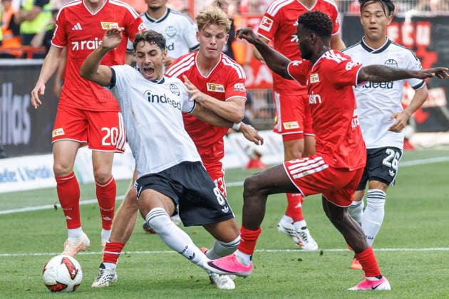 Fussball: Bundesliga, 1. Spieltag, 1. FC Union Berlin - Eintracht Frankfurt, Stadion An der Alten Foersterei. Andras Schäfer (1. FC Union Berlin) kaempft gegen Fares Chaibi (Eintracht Frankfurt) um den Ball. DFL regulations and DFB regulations prohibit any use of photographs as image sequences and or quasi-video, Foto: Andreas Gora 1. FC Union Berlin - Eintracht Frankfurt *** Bundesliga Soccer, Matchday 1, 1. FC Union Berlin vs. Eintracht Frankfurt, Stadion An der Alten Foersterei; Andras Schäfer of 1. FC Union Berlin battles Fares Chaibi of Eintracht Frankfurt for the ball. DFL and DFB regulations prohibit any use of photographs as image sequences and or quasi-video. Photo by Andreas Gora; 1. FC Union Berlin vs. Eintracht Frankfurt