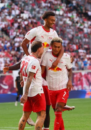 RB Leipzig - Moenchengladbach Bundesliga Leipzig, 29.08.2026, Red Bull Arena, Fussball, Bundesliga, Spieltag 1 , RB Leipzig vs. VFL Borussia Moenchengladbach , Tor für Leipzig zum 2:0. Im Bild: Torschütze Antonio Nusa (re., 7, RB Leipzig), Torjubel mit David Raum (22, RB Leipzig) und Tidiam Gomis (27, RB Leipzig) , *** RB Leipzig vs. Mönchengladbach, Bundesliga, Leipzig, August 29, 2026, Red Bull Arena, Soccer, Bundesliga, Matchday 1, RB Leipzig vs. VFL Borussia Mönchengladbach, Goal for Leipzig to make it 2–0. Pictured: Goal scorer Antonio Nusa (right), 7, RB Leipzig, goal celebration with David Raum (22), RB Leipzig, and Tidiam Gomis (27), RB Leipzig,
