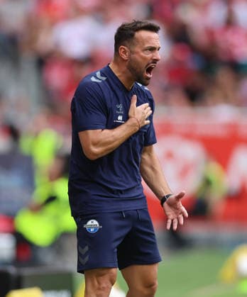 29.08.2026, Fussball Bundesliga, 1. FSV Mainz 05 - SC Paderborn, v.l., Trainer Ralf Kettemann (SC Paderborn) gibt Anweisungen, gestikuliert, mit den Armen gestikulieren, gives instructions, gesticulate DFL DFB REGULATIONS PROHIBIT ANY USE OF PHOTOGRAPHS AS IMAGE SEQUENCES AND OR QUASI-VIDEO. xdcx *** August 29, 2026, Bundesliga Soccer, 1 FSV Mainz 05 vs. SC Paderborn, from left, Coach Ralf Kettemann of SC Paderborn gives instructions, gesticulates, waves his arms, gives instructions, gesticulates. DFL DFB REGULATIONS PROHIBIT ANY USE OF PHOTOGRAPHS AS IMAGE SEQUENCES AND OR QUASI-VIDEO xdcx Copyright: HMBxMedia Claus