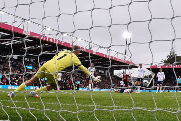 Bournemouth v Everton, Premier League Goal 1-0 - Alex Scott (8) of AFC Bournemouth scores the opening goal beating Jordan Pickford (1) of Everton during the Premier League match between Bournemouth and Everton at the Vitality Stadium, Bournemouth, UK on 29 August 2026. Bournemouth Vitality Stadium Dorset UK Editorial use only DataCo restrictions apply See www.football-dataco.com , Copyright: xGrahamxHuntx PSI-24762-0064