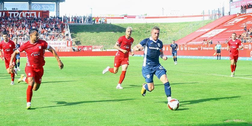 Tino Schmidt (Babelsberg) on the attack; on the left, Andrej Startsev (Zwickau); behind him, Ben Luca Moritz (Zwickau). Northeast Regional League 2026–27: FSV Zwickau vs. SV Babelsberg on August 29, 2026. FSV Zwickau vs. SV Babelsberg