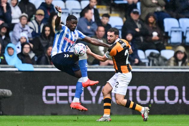 Coventry City v Hull City, Premier League Coventry City forward Ephron Mason-Clark (10) battles for possession with Hull City defender Lewie Coyle (2) during the Premier League match between Coventry City and Hull City at the Coventry Building Society Arena, Coventry, UK on 29 August 2026. Coventry Coventry Building Society Arena West Midlands UK Editorial use only DataCo restrictions apply See www.football-dataco.com , Copyright: xDennisxGoodwinx PSI-24781-0013