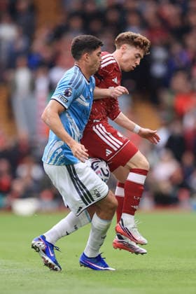Fußball: Premier League – Liverpool gegen Nottingham Forest, 29. August 2026 Premier League – Liverpool gegen Nottingham Forest: Victor Munoz von Liverpool im Zweikampf mit Jair Cunha von Nottingham Forest. Foto: Simon Stacpoole, Offside, Liverpool, Großbritannien  Copyright: xSimonxStacpoolexOffside