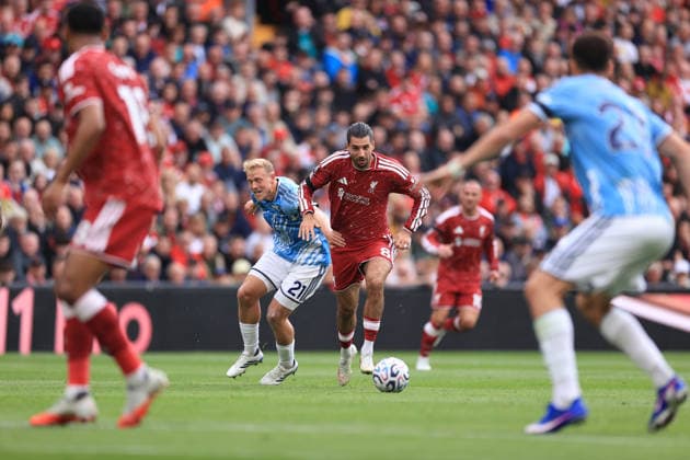 Fußball Premier League: Liverpool gegen Nottingham Forest, 29. August 2026 Premier League: Liverpool gegen Nottingham Forest Dominik Szoboszlai von Liverpool im Zweikampf mit Xaver Schlager von Nottingham Forest Foto: Simon Stacpoole Abseits Liverpool, Großbritannien  Copyright: xSimonxStacpoolexOffside