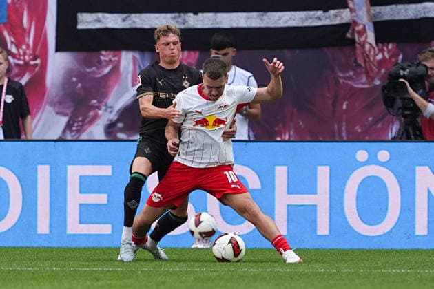 29.08.2026, xydrx, Herren, Fußball, 1.Bundesliga, RB Leipzig - Borussia Mönchengladbach, Saison 2026 2027, Red Bull Arena: Robin Hack (Borussia Moenchengladbach, 25) im Zweikampf gegen Brajan Gruda (RB Leipzig, 10) DFB regulations prohibit any use of photographs as image sequences and or quasi-video. *** August 29, 2026, xydrx, Men s, Soccer, Bundesliga 1, RB Leipzig vs. Borussia Mönchengladbach, 2026–2027 season, Red Bull Arena: Robin Hack (Borussia Mönchengladbach), age 25, in a tackle against Brajan Gruda (RB Leipzig), No. 10. DFB regulations prohibit any use of photographs as image sequences and or quasi-video. Copyright: HMBxMedia YannisxDreimann