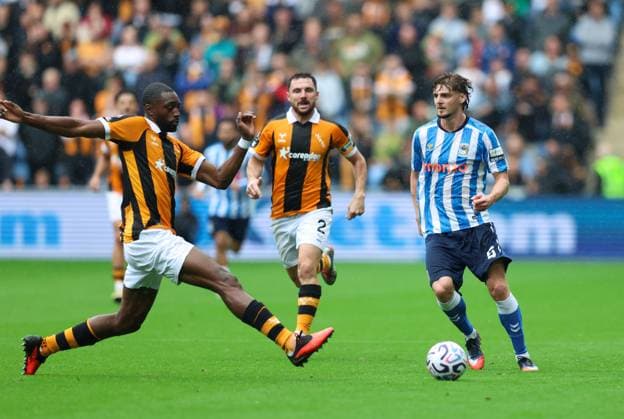 Jack Rudoni of Coventry City and Semi Ajayi of Hull City Coventry City v Hull City, Premier League Football, Football, Coventry Building Society Arena, Coventry, UK - 29 Aug 2026Coventry Coventry Building Society Arena United Kingdom EDITORIAL USE ONLY No use with unauthorised audio, video, data, fixture lists, club league logos or live services. Online in-match use limited to 120 images, no video emulation. No use in betting, games or single club league player publications. Copyright: xAndrewxFosker Shutterstockx 17119018de