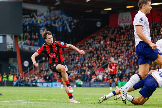 29th August 2026; Bournemouth, Dorset, England; Premier League Football, AFC Bournemouth versus Everton; Alex Scott of Bournemouth shoots at goal and scored for 1-0 in the 41st minutes HongboxChen