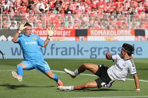 29.08.2026, xtgx, Fussball 1.Bundesliga, Union Berlin - Eintracht Frankfurt v.l. Matheo Raab (1. FC Union Berlin) Can Uzun (Eintracht Frankfurt) Berlin *** August 29, 2026, xtgx, Soccer, Bundesliga 1, Union Berlin vs. Eintracht Frankfurt, Matheo Raab, 1. FC Union Berlin, Can Uzun, Eintracht Frankfurt, Berlin