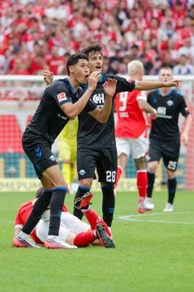 Im Bild: Verwunderung bei v.li. Santiago Castaneda (SC Paderborn 07, 5) und Laurin Ulrich (SC Paderborn 07, 28) und Jae-sung Lee (FSV Mainz 05, 7) nach einem Foulspiel an ihm auf dem Boden. 29.08.2026, FSV Mainz 05 - SC Paderborn 07, 1. Bundesliga, 1. Spieltag, Deutschland, Mainz, MEWA Arena, DFL REGULATIONS PROHIBIT ANY USE OF PHOTOGRAPHS AS IMAGE SEQUENCES AND OR QUASI-VIDEO. *** Pictured: Santiago Castaneda (SC Paderborn 07, 5) and Laurin Ulrich (SC Paderborn 07, 28) look on in astonishment as Jae-sung Lee (FSV Mainz 05, 7) lies on the ground after being fouled on August 29, 2026, FSV Mainz 05 vs. SC Paderborn 07, Bundesliga Matchday 1, Germany, Mainz, MEWA Arena. DFL regulations prohibit any use of photographs as image sequences and or quasi-video. Copyright: HMBxMedia xJulienxBecker