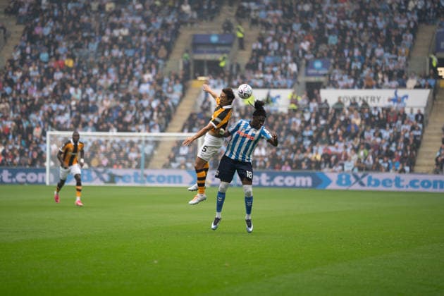 A tense challenge as Coventry City and Hull City players during the Premier League match between Coventry City and Hull City at Coventry Building Society Arena (Photo by Jay Soundo) Copyright: xJayxSoundox xSportsxPressxPhotox Sportspressphoto_SPR218611