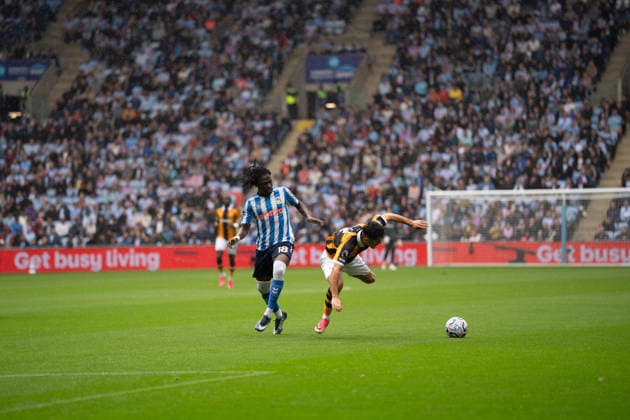 A tense challenge as Coventry City and Hull City players during the Premier League match between Coventry City and Hull City at Coventry Building Society Arena (Photo by Jay Soundo) Copyright: xJayxSoundox xSportsxPressxPhotox Sportspressphoto_SPR218614