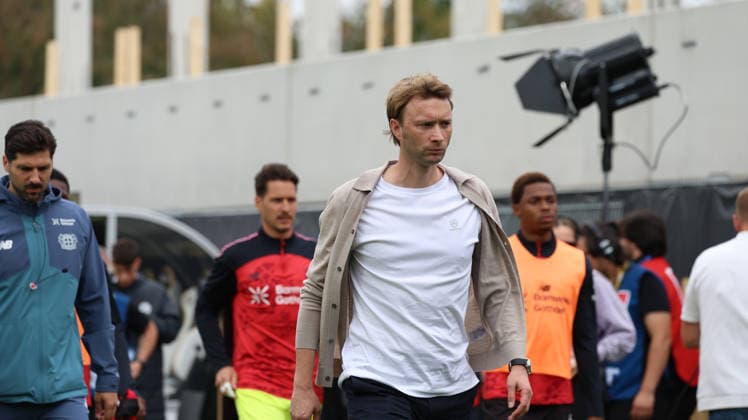 29.08.2026, xrekx, Fussball 1.Bundesliga, SV Elversberg - Bayer 04 Leverkusen v.l. Simon Rolfes Geschäftsführer (Bayer 04 Leverkusen) enttaeuscht, enttäuscht, schaut enttaeuscht, niedergeschlagen, disappointed (DFL DFB REGULATIONS PROHIBIT ANY USE OF PHOTOGRAPHS as IMAGE SEQUENCES and or QUASI-VIDEO) Elversberg *** August 29, 2026, xrekx, Soccer, Bundesliga 1, SV Elversberg vs. Bayer 04 Leverkusen; Simon Rolfes, sporting director of Bayer 04 Leverkusen, looks disappointed, looks disappointed, dejected, disappointed DFL DFB REGULATIONS PROHIBIT ANY USE OF PHOTOGRAPHS as IMAGE SEQUENCES and or QUASI-VIDEO Elversberg