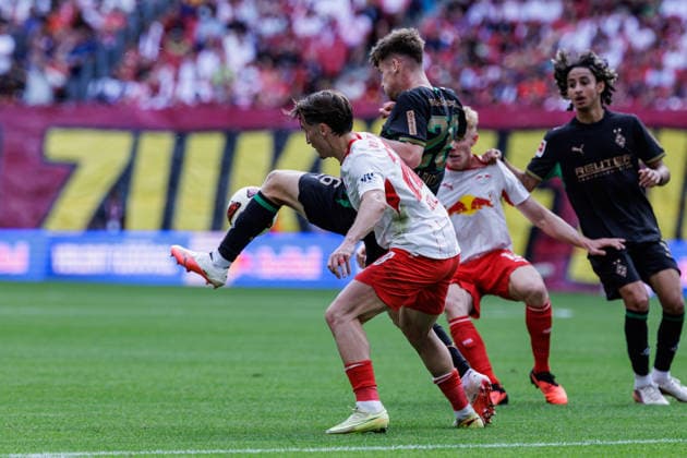 August 29, 2026, GER, Soccer, Men s, 1. Bundesliga, 2026–2027 Season, Matchday 1, RB Leipzig vs. Borussia Mönchengladbach Rocco Reitz, RB Leipzig No. 20, in a tackle against Lukas Ullrich, Borussia Mönchengladbach Borussia Mönchengladbach 26 DFB and DFL regulations prohibit any use of photographs as image sequences and or quasi-video RB Leipzig Red Bull Arena Saxony, Germany Copyright: xNordphoto Trienitzx
