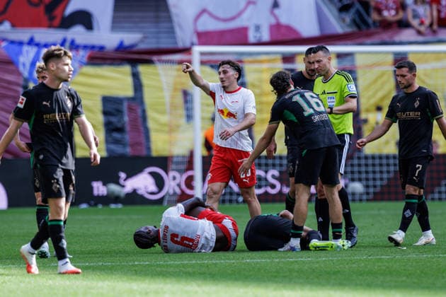 August 29, 2026, GER, Soccer, Men s, 1. Bundesliga, 2026–2027 Season, Matchday 1, RB Leipzig vs. Borussia Mönchengladbach: Ezechiel Banzuzi (RB Leipzig) 6 on the ground, Rocco Reitz (RB Leipzig) 20, Philipp Sander, Borussia Mönchengladbach, Borussia Mönchengladbach 16, under discussion. DFB and DFL regulations prohibit any use of photographs as image sequences and or quasi-video. Leipzig Red Bull Arena, Saxony, Germany Copyright: xNordphoto Trienitzx