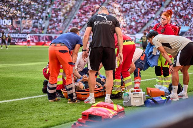August 29, 2026, Soccer, Men s, Bundesliga, 2026–2027, RB Leipzig vs. Borussia Mönchengladbach, Daiki Hashioka (14), Borussia Mönchengladbach, is receiving treatment for an injury at the Red Bull Arena in Leipzig, Saxony, Germany