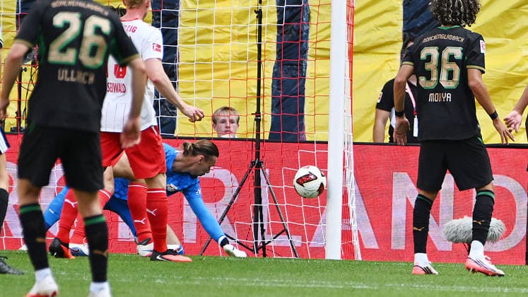 German Bundesliga, 2026–2027 Season, Matchday 1, RB Leipzig vs. VfL 1900 Borussia Mönchengladbach, August 29, 2026. Maarten Vandevoordt, goalkeeper for RB Leipzig, No. 26, deflects a shot on goal off the post during the Bundesliga match between Leipzig and Mönchengladbach on August 29, 2026. Lukas Ullrich, left back for Borussia Mönchengladbach, No. 26, Wael Mohya, attacking midfielder for Borussia Mönchengladbach, jersey number 36, and Tidiam Gomis, left winger for RB Leipzig, jersey number 27, watch the game in Leipzig, Saxony, Germany, at Red Bull Arena