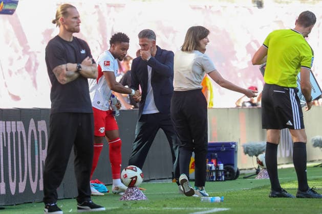 August 29, 2026, xgox, Soccer, Bundesliga 1, RB Leipzig vs. Borussia Mönchengladbach (emspor), from left: Christopher Nkunku (Leipzig), 28, and Martin Demichelis (Leipzig), Coach. DFL and DFB regulations prohibit any use of photographs as image sequences and or quasi-video (Leipzig)
