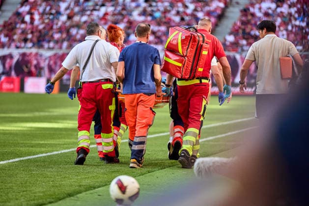 August 29, 2026, Soccer, Men s, Bundesliga, 2026–2027, RB Leipzig vs. Borussia Mönchengladbach: Daiki Hashioka (14) of Borussia Mönchengladbach is carried off the field on a stretcher after a collision at the Red Bull Arena in Leipzig, Saxony, Germany