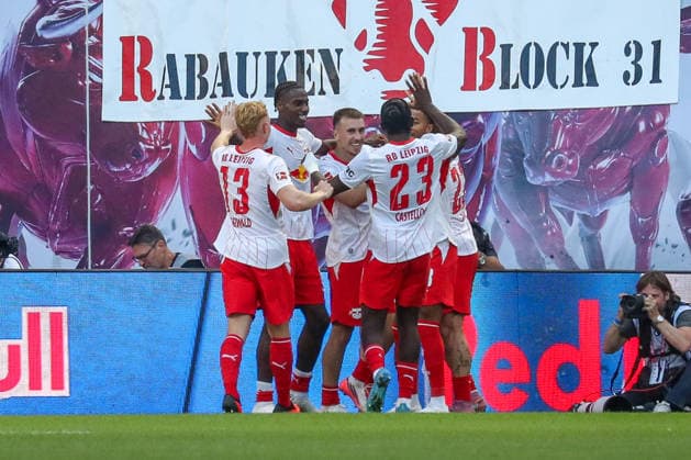 August 29, 2026, xgox, Soccer, Bundesliga 1, RB Leipzig vs. Borussia Mönchengladbach (emspor), from left: Celebration after Rocco Reitz’s 3–0 goal for Leipzig, 20 DFL DFB REGULATIONS PROHIBIT ANY USE OF PHOTOGRAPHS AS IMAGE SEQUENCES AND OR QUASI-VIDEO Leipzig