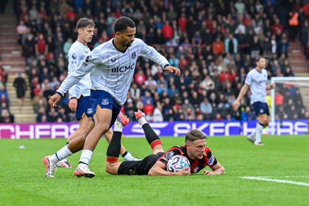 Bournemouth v Everton Premier League Adrien Truffert of Bournemouth is fouled by Iliman Ndiaye of Everton during the Premier League match at the Vitality Stadium, Bournemouth 29 08 2026 UK Newspapers OUT Copyright: xJeremyxLandeyx FIL-23853-0041