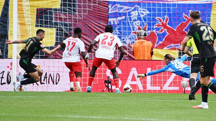 Bundesliga, 2026–2027 Season, Matchday 1, RB Leipzig vs. VfL 1900 Borussia Mönchengladbach, August 29, 2026. Maarten Vandevoordt, goalkeeper for RB Leipzig, No. 26 (center) deflects a shot on goal off the post during the Bundesliga match between Leipzig and Mönchengladbach on August 29, 2026, and saves the follow-up shot from Tim Kleindienst, center forward for Borussia Mönchengladbach, No. 11. Leipzig, Saxony, Germany; Red Bull Arena