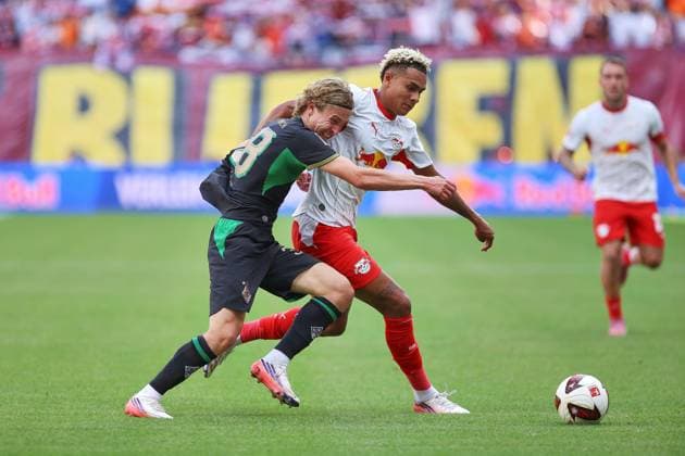 Leipzig, Saxony, Germany, August 29, 2026, Red Bull Arena, Matchday 1, 2026–27 Season, German Bundesliga, RB Leipzig vs. Borussia Mönchengladbach, Hugo Bolin (38), Borussia Mönchengladbach, and Antonio Nusa (7), RBL in a showdown Copyright: xdtsxNachrichtenagenturx dts_131710