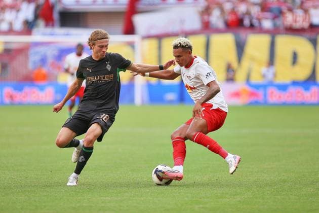 Leipzig, Saxony, Germany, August 29, 2026, Red Bull Arena, Matchday 1, 2026–27 Season, German Bundesliga, RB Leipzig vs. Borussia Mönchengladbach, Hugo Bolin (38), Borussia Mönchengladbach, and Antonio Nusa (7), RBL in a showdown Copyright: xdtsxNachrichtenagenturx dts_131711
