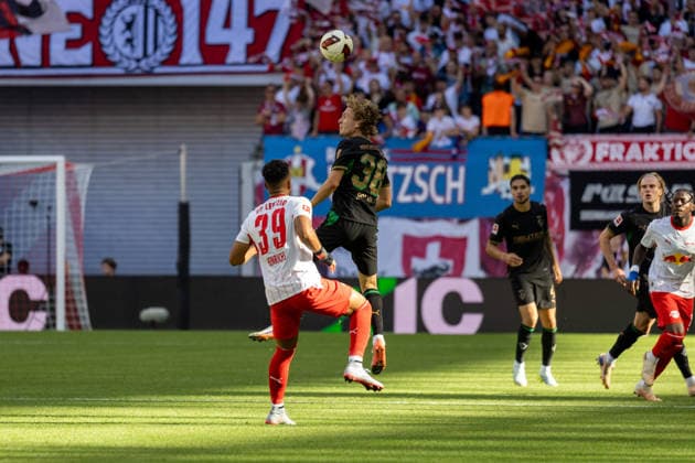 Germany 1 Bundesliga, 2026–2027 Season, August 29, 2026, Matchday 1, RB Leipzig vs. Borussia Mönchengladbach, Red Bull Arena: Benjamin Henrichs (RB Leipzig, 39) in a header duel against Hugo Bolin (Borussia Mönchengladbach, 38) Copyright: xMichellexLukax
