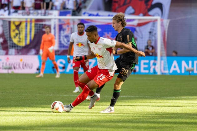 Germany 1 Bundesliga, 2026–2027 Season, August 29, 2026, Matchday 1, RB Leipzig vs. Borussia Mönchengladbach, Red Bull Arena: Benjamin Henrichs (RB Leipzig, No. 39) in a tackle against Hugo Bolin (Borussia Mönchengladbach, No. 38) Copyright: xMichellexLukax