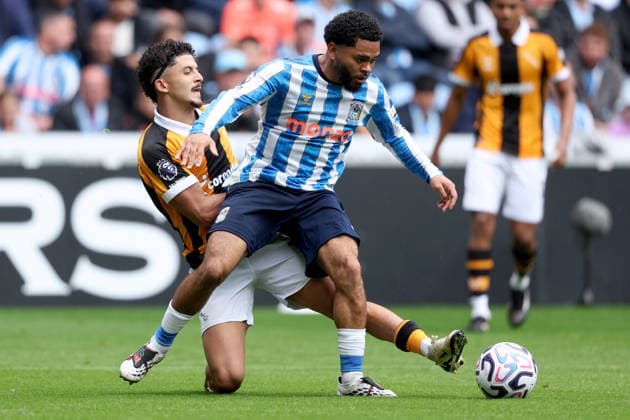 Coventry City v Hull City - Premier League 2026 27 Mohamed Belloumi of Hull City and Jay Dasilva of Coventry City challenge during the Premier League 2026 27 match between Coventry City and Hull City at The Coventry Building Society Arena on August 29, 2026 in Coventry, England. WARNING! This Photograph May Only Be Used For Newspaper And Or Magazine Editorial Purposes. May Not Be Used For Publications Involving 1 player, 1 Club Or 1 Competition Without Written Authorisation From Football DataCo Ltd. For Any Queries, Please Contact Football DataCo Ltd on +44 (0) 207 864 9121 Coventry The Coventry Building Society Arena England United Kingdom Copyright: xAllstarxPicturexLibraryxLtdx