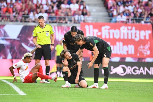 Soccer I Men s I 2026–2027 Season I Bundesliga I Matchday 1 I RB Leipzig vs. Borussia Mönchengladbach I August 29, 2026 Daiki Hashioka 14, Borussia Mönchengladbach remains crouched on the ground, injured, and appears to be in pain in the cervical spine area at the Red Bull Arena in Leipzig, Saxony, Germany Copyright: xLobeca InesxHähnelx
