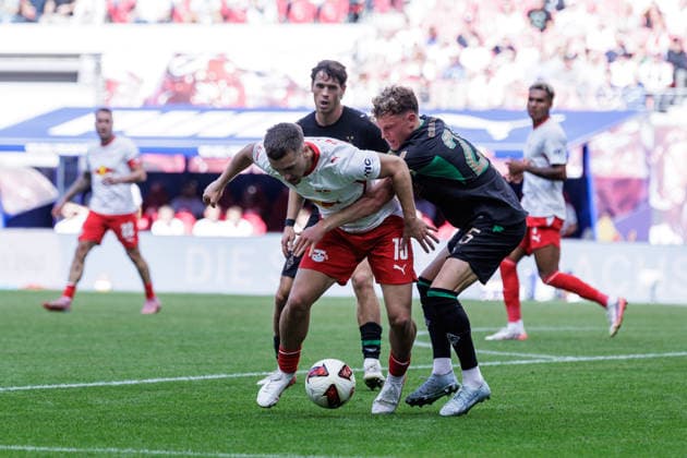 August 29, 2026, GER, Soccer, Men s, 1. Bundesliga, 2026–2027 Season, Matchday 1, RB Leipzig vs. Borussia Mönchengladbach: Brajan Gruda (RB Leipzig, No. 10) in a tackle against Robin Hack (Borussia Mönchengladbach). Borussia Mönchengladbach 25. DFB and DFL regulations prohibit any use of photographs as image sequences and or quasi-video. Leipzig Red Bull Arena, Saxony, Germany Copyright: xNordphoto Trienitzx