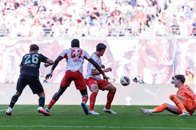August 29, 2026, GER, Soccer, Men s, 1. Bundesliga, 2026–2027 Season, Matchday 1, RB Leipzig vs. Borussia Mönchengladbach: Castello Jr. Lukeba (RB Leipzig 23) and Willi Orban (RB Leipzig 4) in a tackle against Moritz Nicolas (Borussia Mönchengladbach 1). DFB and DFL regulations prohibit any use of photographs as image sequences and or quasi-video. Leipzig, Red Bull Arena, Saxony, Germany Copyright: xNordphoto Trienitzx