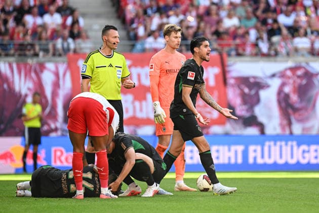 Fußball I Herren I Saison 2026-2027 I Bundesliga I 1. Spieltag I RB Leipzig - Borussia Mönchengladbach I 29.08.2026 Kevin Diks (4, Borussia Mönchengladbach) ruft energisch nach medizinischer Hilfe für den verletzten Daiki Hashioka (14, Borussia Mönchengladbach) Leipzig Red Bull Arena Sachsen Deutschland *** Soccer I Men s I 2026–2027 Season I Bundesliga I Matchday 1 I RB Leipzig vs. Borussia Mönchengladbach I August 29, 2026 Kevin Diks 4, Borussia Mönchengladbach urgently calls for medical assistance for the injured Daiki Hashioka 14, Borussia Mönchengladbach, Leipzig, Red Bull Arena, Saxony, Germany Copyright: xLobeca InesxHähnelx