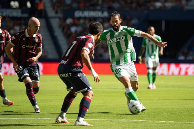 August 29, 2026, Valencia, Alicante, Spain: VALENCIA, SPAIN - AUGUST 29: 22 ISCO control the ball in front of 17 VICTOR GARCIA and 20 ORIOL REY during the match between Levante UD and Real Betis, from LaLiga EASports, matchweek 3, disputed at the Ciutat de Valencia, Valencia Valencia Spain - ZUMAc290 20260829_zsp_c290_003 Copyright: xJordixCantox