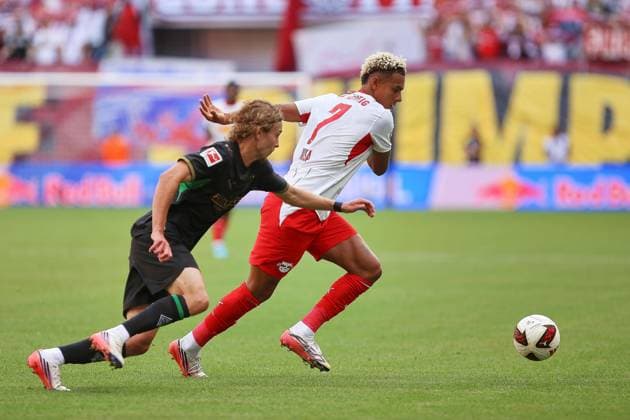 Leipzig, Sachsen, Deutschland, 29.08.2026: Red-Bull-Arena: 1. Spieltag, Saison 2026 27, 1. Fußball-Bundesliga: RB Leipzig - Borussia Mönchengladbach: Hugo Bolin (38, Borussia Mönchengladbach) und Antonio Nusa (7, RBL) im Duell *** Leipzig, Saxony, Germany, August 29, 2026, Red Bull Arena, Matchday 1, 2026–27 Season, Bundesliga 1, RB Leipzig vs. Borussia Mönchengladbach, Hugo Bolin (38), Borussia Mönchengladbach, and Antonio Nusa (7), RBL face off Copyright: xdtsxNachrichtenagenturx dts_131709
