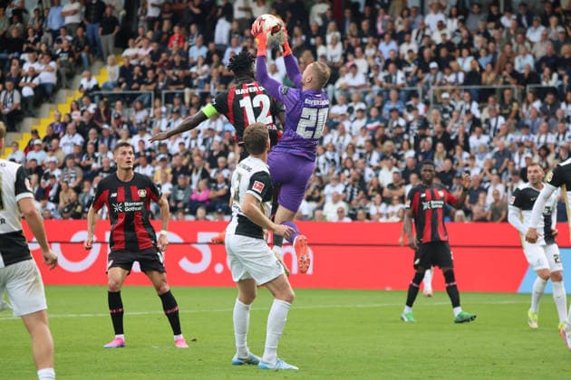 29.08.2026, Fussball, Herren, 1. Bundesliga, Saison 2026 2027, SV 07 Elversberg - Bayer 04 Leverkusen, Edmond Tapsoba (Bayer 04 Leverkusen), Nicolas Kristof (SV 07 Elversberg), Florian Le Joncour (SV 07 Elversberg) Elversberg Ursapharm-Arena an der Kaiserlinde Saarland Deutschland (DEU) *** August 29, 2026, Soccer, Men s, 1. Bundesliga, 2026–2027 Season, SV 07 Elversberg vs. Bayer 04 Leverkusen, Edmond Tapsoba (Bayer 04 Leverkusen), Nicolas Kristof (SV 07 Elversberg), Florian Le Joncour (SV 07 Elversberg), Elversberg Ursapharm Arena an der Kaiserlinde, Saarland, Germany, DEU Copyright: xSebastianxBachx