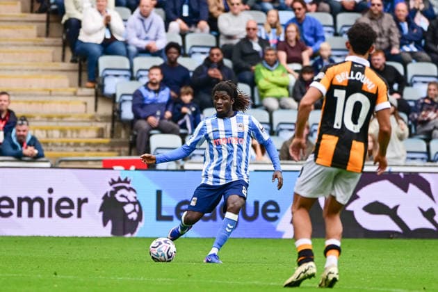 Coventry City v Hull City, Premier League Coventry City midfielder Caleb Yirenkyi (8) looks to release the ball during the Premier League match between Coventry City and Hull City at the Coventry Building Society Arena, Coventry, UK on 29 August 2026. Coventry Coventry Building Society Arena West Midlands UK Editorial use only DataCo restrictions apply See www.football-dataco.com , Copyright: xDennisxGoodwinx PSI-24781-0017