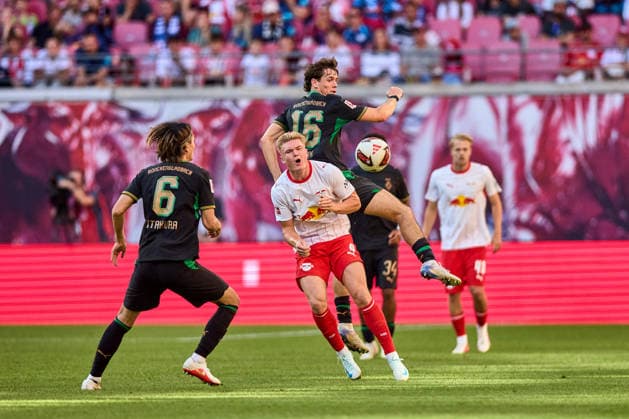 29.08.2026, Fußball, Männer, Bundesliga, 2026 2027, RB Leipzig - Borussia Mönchengladbach Conrad Harder (9, RB Leipzig), Aktion, mit Ball, Zweikampf Leipzig Red Bull Arena Sachsen Deutschland *** August 29, 2026, Soccer, Men s, Bundesliga, 2026–2027, RB Leipzig vs. Borussia Mönchengladbach, Conrad Harder 9, RB Leipzig, Action, With the Ball, Tackle, Leipzig, Red Bull Arena, Saxony, Germany
