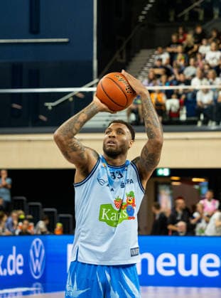 33 Todd Withers of the Rostock Seawolves seen taking a shot ROSTOCK SEAWOLVES vs. RASTA VECHTA, Basketball, Exhibition Game, August 29, 2026 ROSTOCK SEAWOLVES vs. RASTA VECHTA, basketball, exhibition game, August 29, 2026, Rostock Copyright: xHannesxAdelbergx