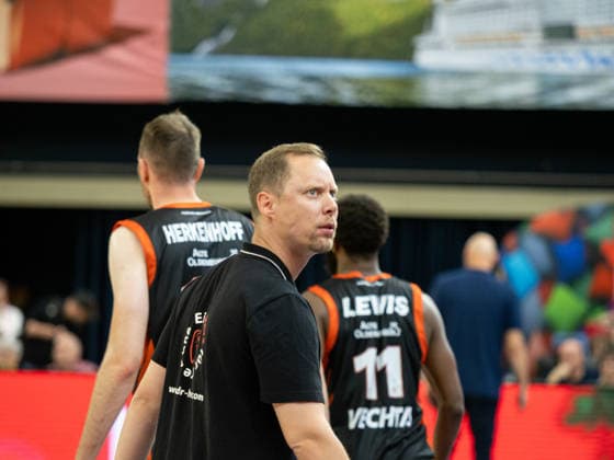 Head Coach Christian Held of RASTA Vechta looks intently at the scoreboard ROSTOCK SEAWOLVES vs. RASTA Vechta, Basketball, Exhibition Game, August 29, 2026 ROSTOCK SEAWOLVES vs. RASTA Vechta, Basketball, exhibition game, August 29, 2026, Rostock Copyright: xHannesxAdelbergx