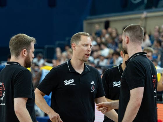 Head Coach Christian Held of RASTA Vechta, Assistant Coach Marius Graf of RASTA Vechta, and Assistant Coach Harm Ubbo Horst of RASTA Vechta discuss strategy during a brief timeout called by the ROSTOCK SEAWOLVES RASTA VECHTA, Basketball, Exhibition Game, August 29, 2026 ROSTOCK SEAWOLVES vs. RASTA VECHTA, Basketball, Exhibition Game, August 29, 2026 Rostock Copyright: xHannesxAdelbergx
